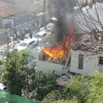 Fogo em casa de cidade israelense atingida por estilhaço de míssil do Irã | Foto: Reprodução/Redes sociais
