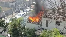 Fogo em casa de cidade israelense atingida por estilhaço de míssil do Irã | Foto: Reprodução/Redes sociais