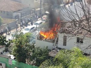 Fogo em casa de cidade israelense atingida por estilhaço de míssil do Irã | Foto: Reprodução/Redes sociais