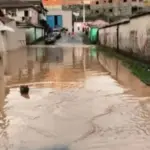 O escoamento de detritos das barragens forçou a interdição temporária de diversas ruas da cidade | Foto: Divulgação/Defesa Civil