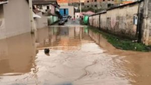 O escoamento de detritos das barragens forçou a interdição temporária de diversas ruas da cidade | Foto: Divulgação/Defesa Civil