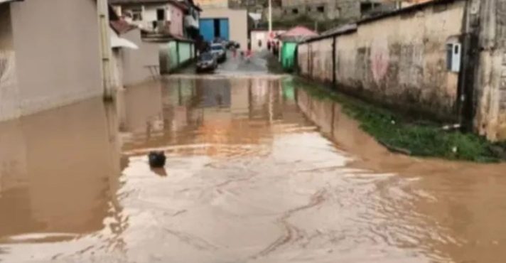 O escoamento de detritos das barragens forçou a interdição temporária de diversas ruas da cidade | Foto: Divulgação/Defesa Civil