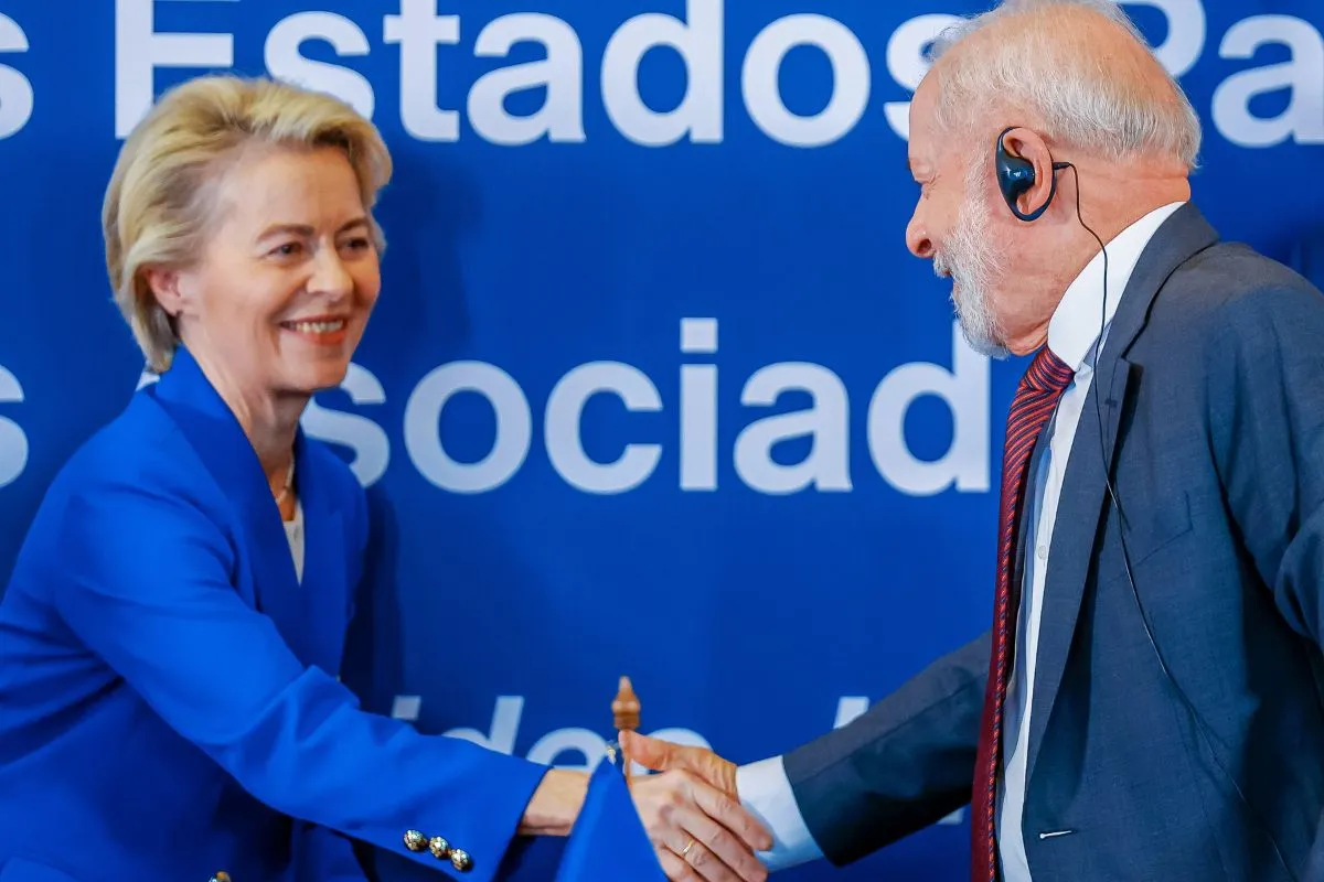 Líderes do Brasil e União Europeia apertando as mãos em reunião diplomática