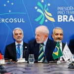 Presidentes e autoridades do Mercosul reunidos com bandeiras dos países membros