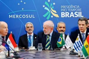 Presidentes e autoridades do Mercosul reunidos com bandeiras dos países membros