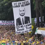 Cartaz homenageia Eduardo Bolsonaro durante manifestação em São Paulo | Foto: Tauany Cattan/Revista Oeste
