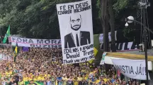 Cartaz homenageia Eduardo Bolsonaro durante manifestação em São Paulo | Foto: Tauany Cattan/Revista Oeste