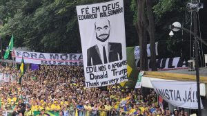 Cartaz homenageia Eduardo Bolsonaro durante manifestação em São Paulo | Foto: Tauany Cattan/Revista Oeste