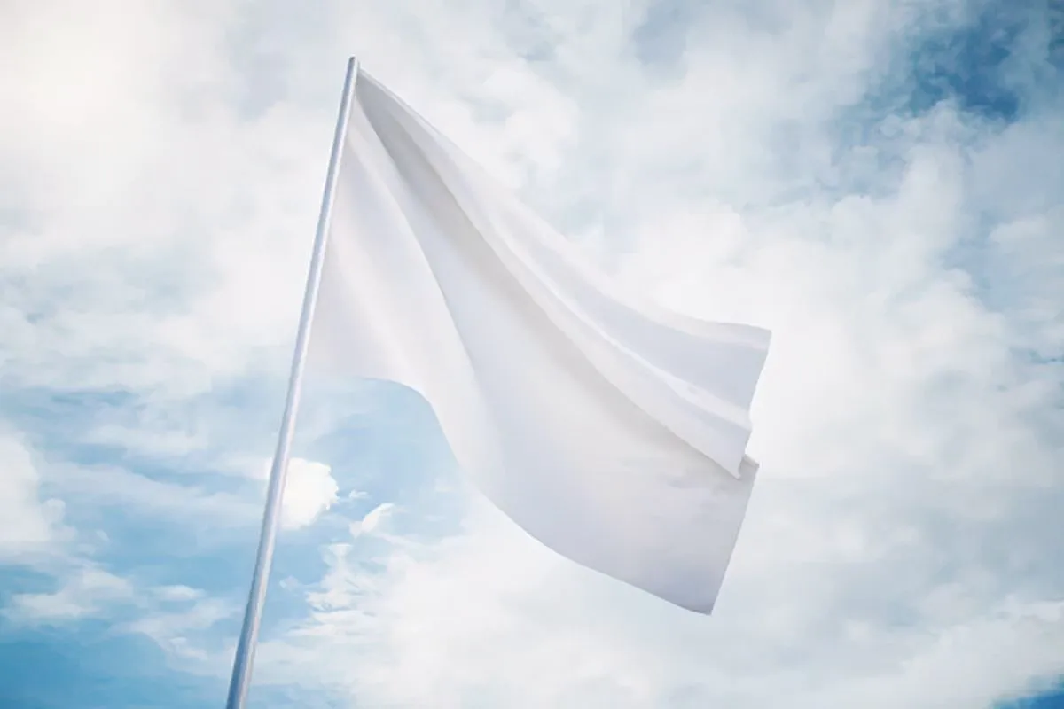Bandeira branca hasteada ao vento simbolizando rendição, trégua ou cessar-fogo