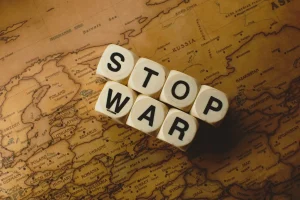 Palavras Stop War formadas com blocos sobre mapa da Europa destacando Rússia e países vizinhos