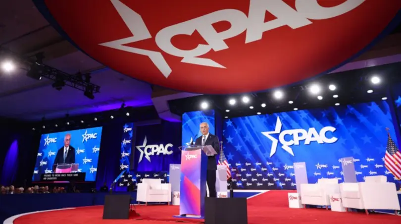 Reza Pahlavi, durante a CPAC 2026 | Foto: Reprodução/CPAC