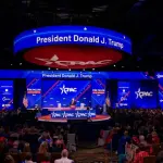 Participantes da CPAC 2026 demonstraram apoio massivo a Donald Trump | Foto: Reprodução/CPAC