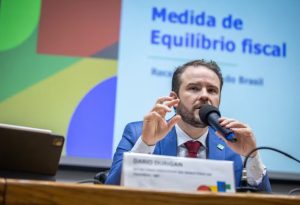 O mais novo ministro da Fazenda, Dario Durigan, em evento da pasta, em Brasília. Ele foi o número 2 do órgão durante a gestão Fernando Haddad | Foto: Diogo Zacarias/Ministério da Fazenda