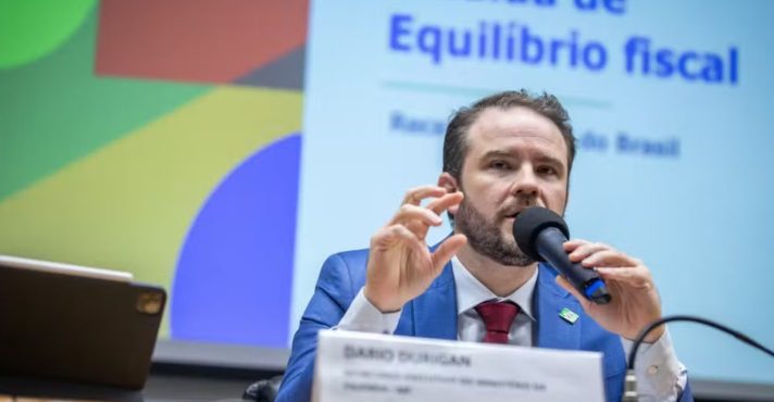 O mais novo ministro da Fazenda, Dario Durigan, em evento da pasta, em Brasília. Ele foi o número 2 do órgão durante a gestão Fernando Haddad | Foto: Diogo Zacarias/Ministério da Fazenda