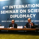 Painel com autoridades durante seminário internacional de diplomacia científica e inovação do BRICS