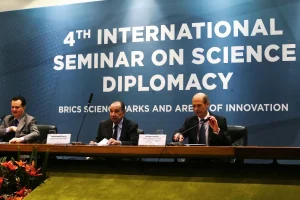 Painel com autoridades durante seminário internacional de diplomacia científica e inovação do BRICS