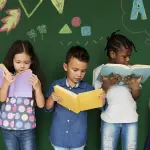Crianças leem livros, em alusão à matéria sobre SP atingir meta de alfabetização na idade certa com 360 mil alunos