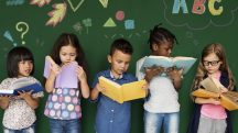 Crianças leem livros, em alusão à matéria sobre SP atingir meta de alfabetização na idade certa com 360 mil alunos