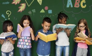 Crianças leem livros, em alusão à matéria sobre SP atingir meta de alfabetização na idade certa com 360 mil alunos