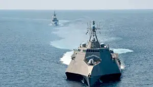 dois navios de guerra dos eua em alto mar
