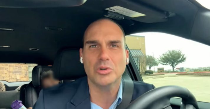 Dos Estados Unidos, Eduardo Bolsonaro discursa em ato na Avenida Paulista | Foto: Revista Oeste