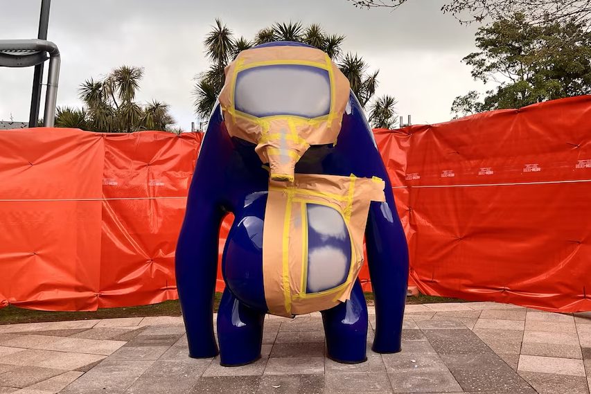 escultura-vandalizada-australia-jovem-condenada-a-pagar-multa