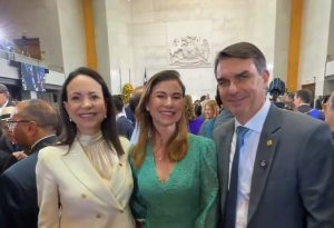 A líder da oposição a Maduro, María Corina, Fernada Bolsonaro e senador Flávio Bolsonaro | Foto: Reprodução/X