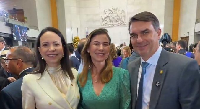 A líder da oposição a Maduro, María Corina, Fernada Bolsonaro e senador Flávio Bolsonaro | Foto: Reprodução/X