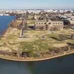 Drones sobrevoam base militar onde vivem secretários do governo Trump