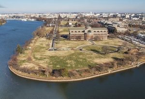 Drones sobrevoam base militar onde vivem secretários do governo Trump