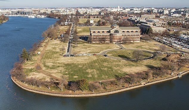Drones sobrevoam base militar onde vivem secretários do governo Trump