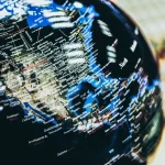 Globo terrestre com foco na América do Norte mostrando mapa detalhado dos Estados Unidos, México e Canadá
