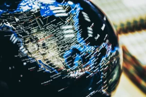 Globo terrestre com foco na América do Norte mostrando mapa detalhado dos Estados Unidos, México e Canadá