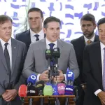 Presidente da Câmara, Hugo Motta, fez um apelo ao relator da PEC da Segurança Pública, Mendonça Filho (dir.), para retirar o trecho da redução da maioridade penal | Foto: Marina Ramos/Câmara dos Deputados