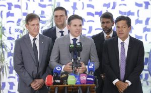 Presidente da Câmara, Hugo Motta, fez um apelo ao relator da PEC da Segurança Pública, Mendonça Filho (dir.), para retirar o trecho da redução da maioridade penal | Foto: Marina Ramos/Câmara dos Deputados