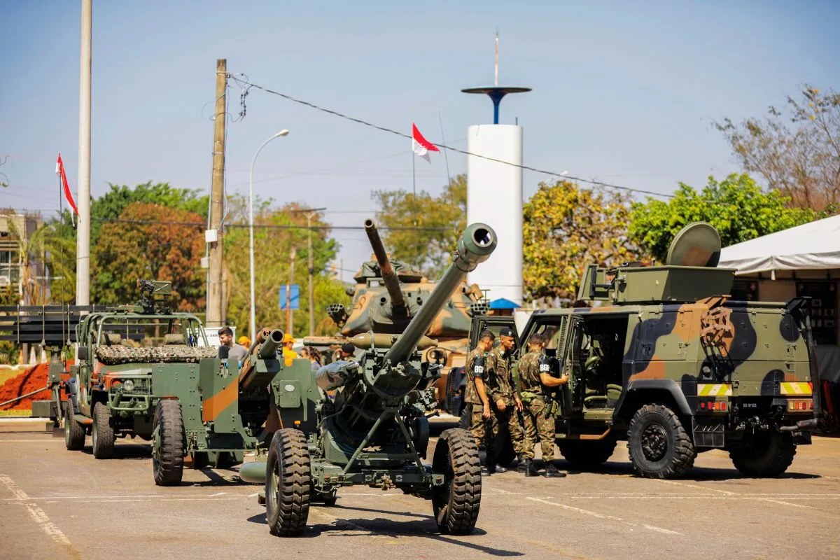 Canhões de artilharia do Exército Brasileiro posicionados ao lado de veículos militares e soldados