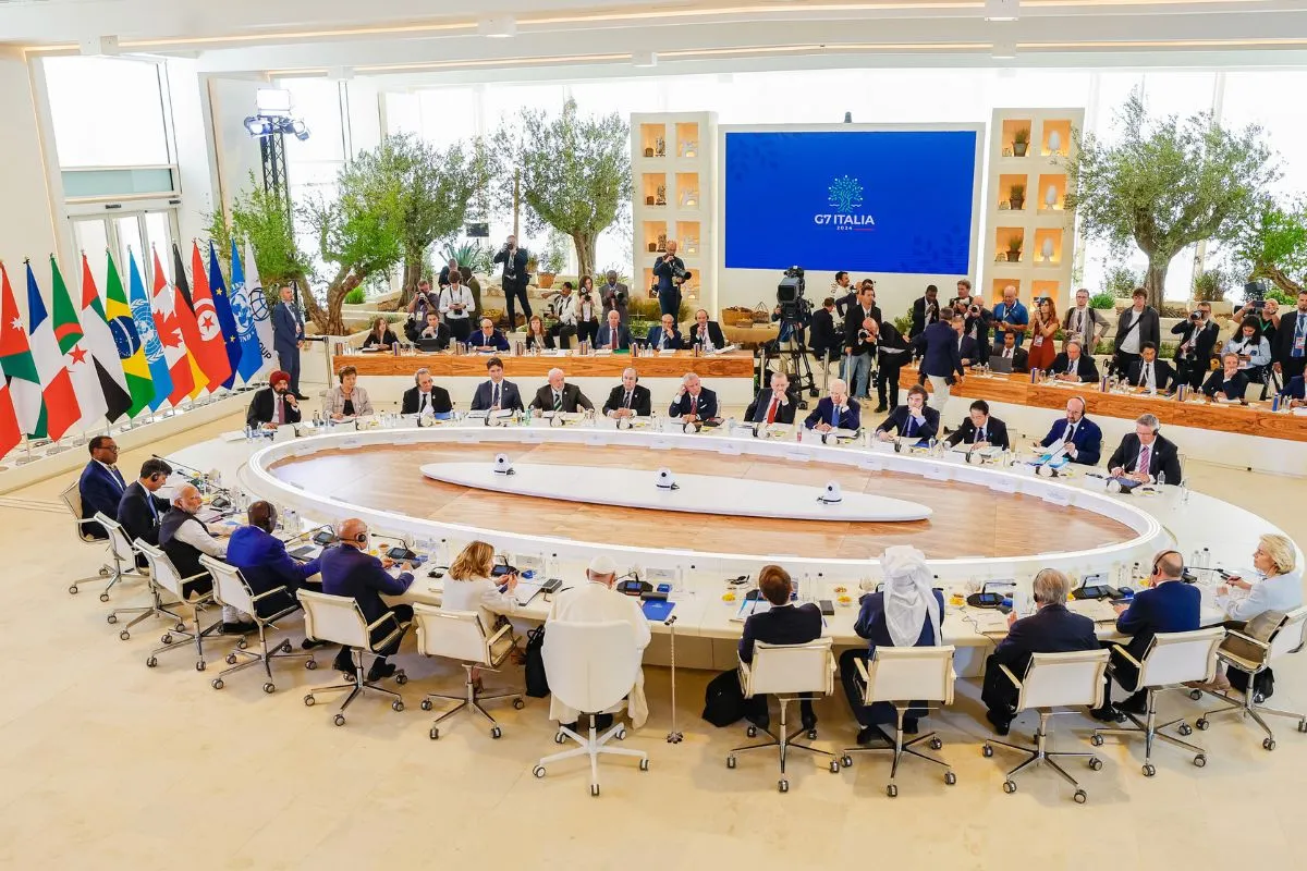 Líderes mundiais reunidos em mesa redonda durante cúpula do G7 na Itália