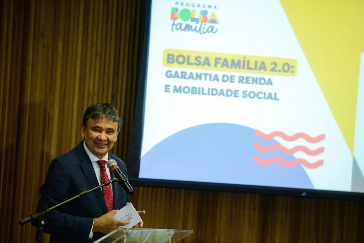 Autoridade apresentando o programa Bolsa Família 2.0 em evento institucional sobre políticas sociais
