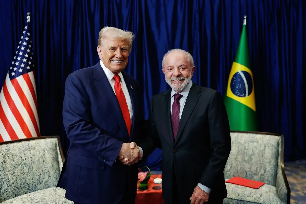 Líderes do Brasil e dos Estados Unidos apertam as mãos em reunião diplomática oficial