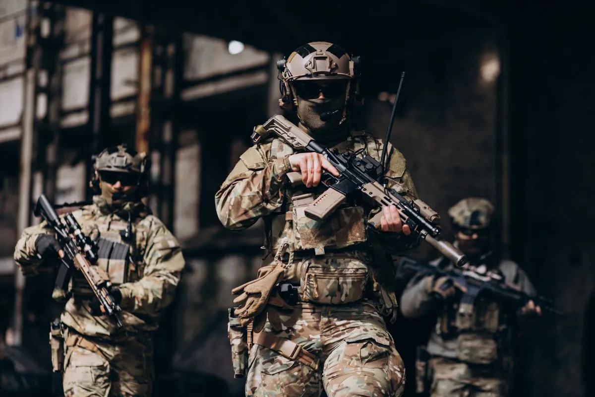 Soldados equipados com uniformes táticos e armas em missão de segurança em ambiente urbano