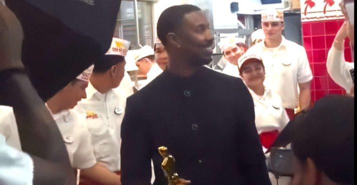 Michael B. Jordan celebra conquista do Oscar em rede de fast-food