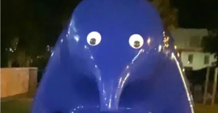 jovem-australiana-condenada-multa-vandelizar-escultura-australia