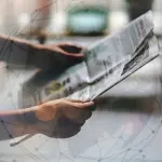 Pessoa segurando e lendo um jornal impresso com sobreposição de gráfico digital representando rede global de notícias e informação