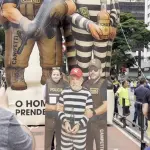 Imagem fez parte do cenário do ato e reforçou o tom de oposição ao governo Lula | Foto: Reprodução/Metrópoles
