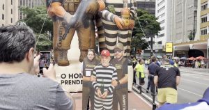 Imagem fez parte do cenário do ato e reforçou o tom de oposição ao governo Lula | Foto: Reprodução/Metrópoles