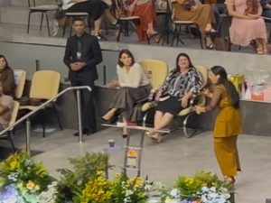Michelle celebra aniversário em culto e pede orações por Jair Bolsonaro