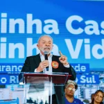 Autoridade discursando em evento do programa habitacional Minha Casa Minha Vida