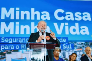 Autoridade discursando em evento do programa habitacional Minha Casa Minha Vida