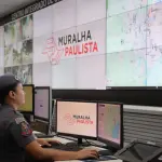 Policial monitorando os municícios paulistas a partir de câmeras espalhadas no Estado de São Paulo, programa Muralha Paulista de reconhecimento facial