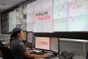 Policial monitorando os municícios paulistas a partir de câmeras espalhadas no Estado de São Paulo, programa Muralha Paulista de reconhecimento facial